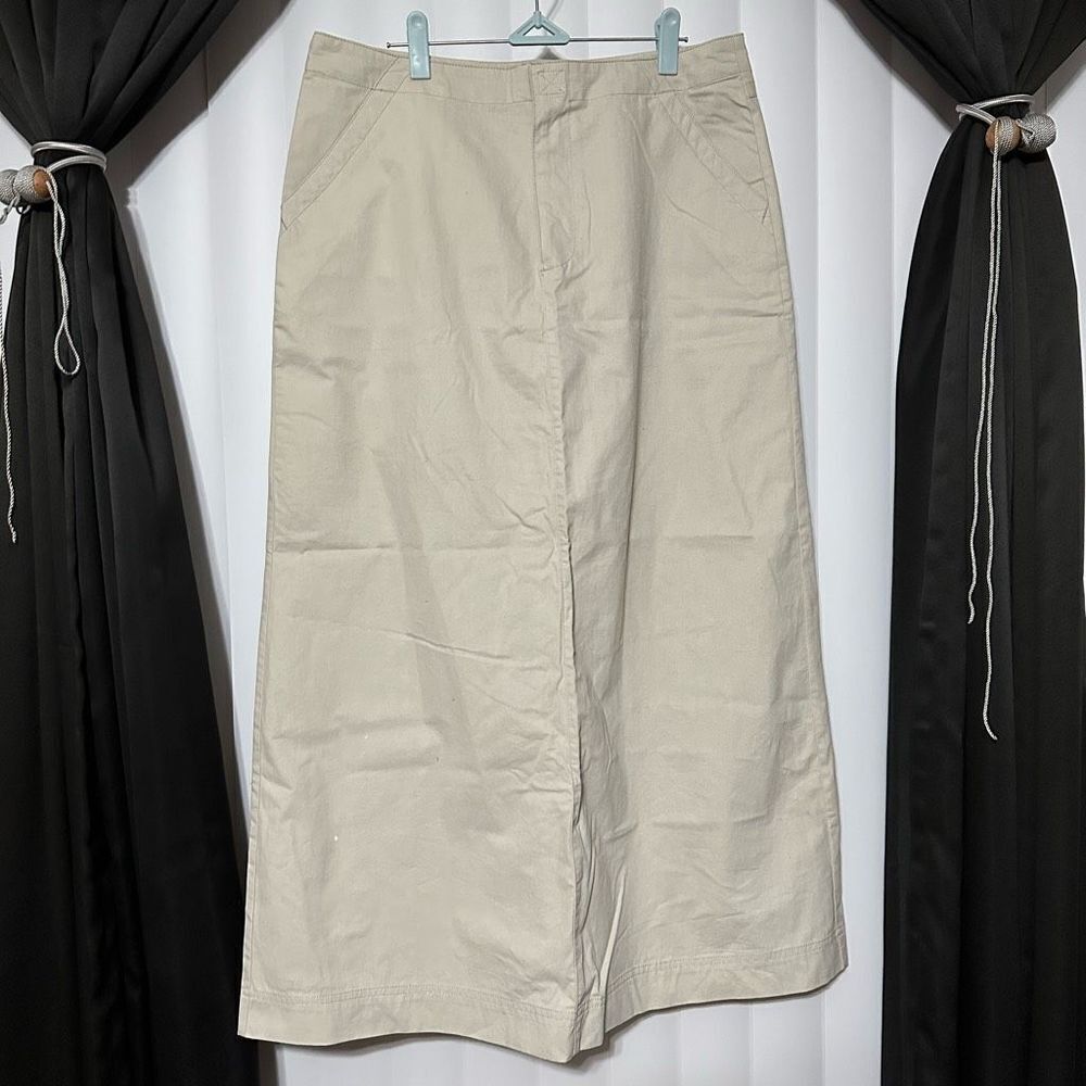 Old Navy creame ankle skirt with slit in back, zippered front with velcro , fron